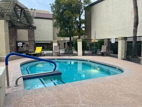 1331 W Baseline Rd in Mesa, AZ - Foto de edificio - Building Photo