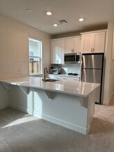 5683 Drifton Way in Sacramento, CA - Foto de edificio - Building Photo