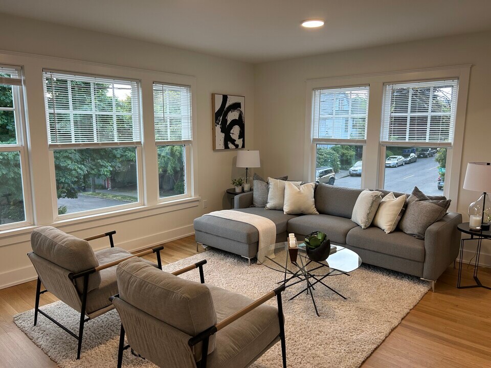 Casa Nita in Seattle, WA - Building Photo