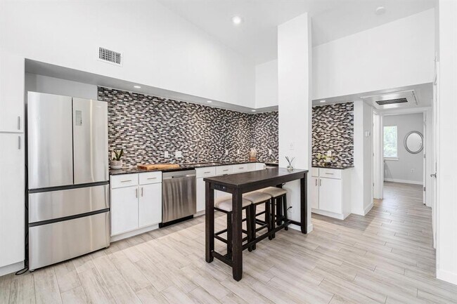 2200 Dickson Dr in Austin, TX - Building Photo - Building Photo