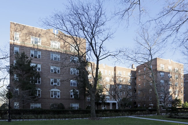 7715 113th St in Forest Hills, NY - Building Photo - Building Photo