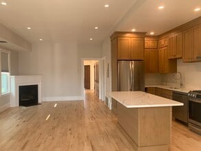 873 E 4th St, Unit 3 in Boston, MA - Foto de edificio - Building Photo