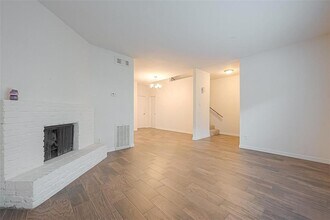 1330 Augusta Dr in Houston, TX - Building Photo - Building Photo