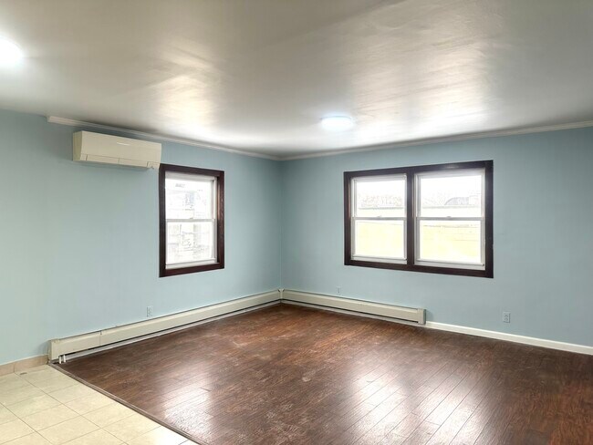 4247 194th St, Unit 2 in Flushing, NY - Building Photo - Building Photo