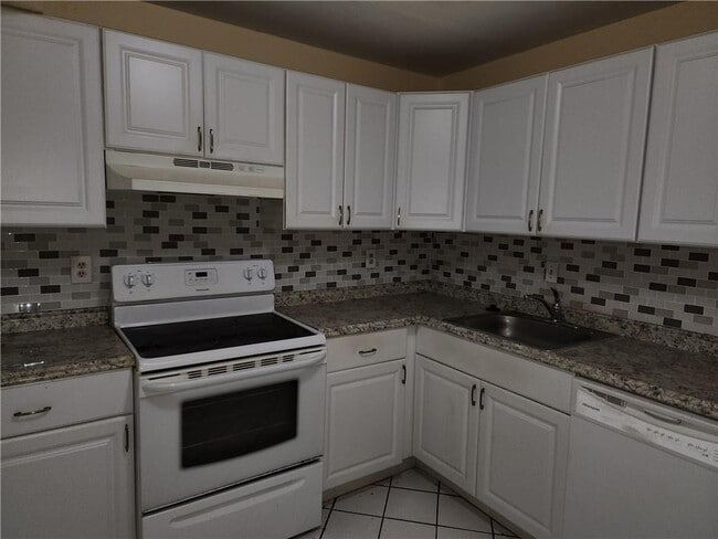 7001 Environ Blvd in Lauderhill, FL - Building Photo - Building Photo