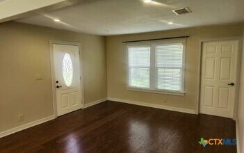 2417 Hwy 90 Alt in Shiner, TX - Building Photo - Building Photo