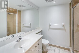 270-270 Wellington St W in Toronto, ON - Building Photo - Building Photo