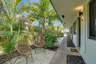 754 NE 40th St, Unit B in Oakland Park, FL - Foto de edificio - Building Photo