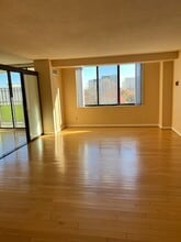 5225 Pooks Hill Rd in Bethesda, MD - Foto de edificio - Building Photo