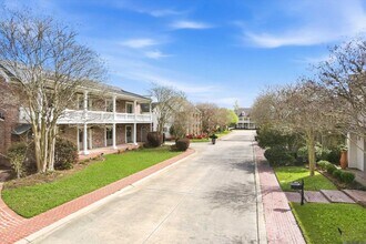 926 Crown Alley in Baton Rouge, LA - Building Photo - Building Photo