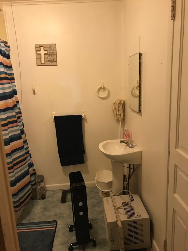 375 West Ave, Unit 2 in Lockport, NY - Foto de edificio - Building Photo