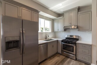 5649 Willowcrest Ave in Los Angeles, CA - Building Photo - Building Photo