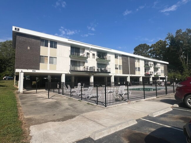 Emeralds Apartments in Dalton, GA - Foto de edificio - Building Photo