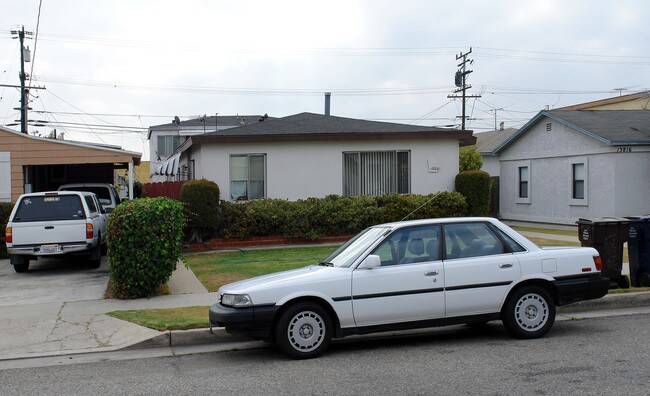 13808 Hawthorne Way in Hawthorne, CA - Building Photo - Building Photo