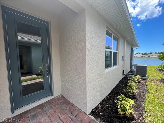 1233 Enbrook Lp in Naples, FL - Foto de edificio - Building Photo