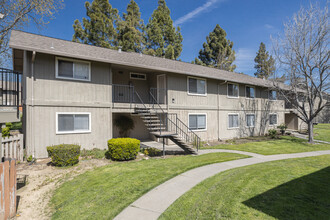 Birchwood Apartments in Fairfield, CA - Foto de edificio - Building Photo