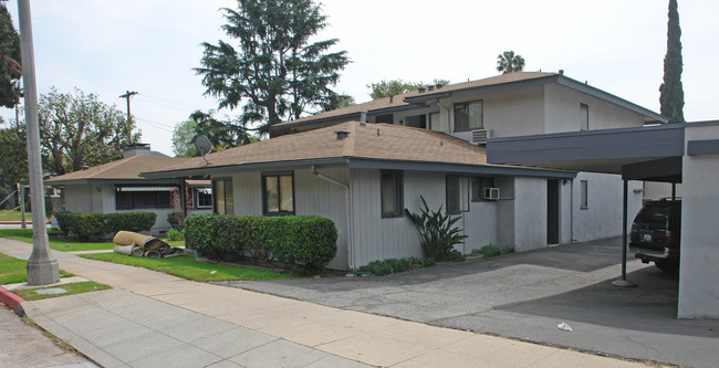 1331 Holliston Ave in Pasadena, CA - Foto de edificio - Building Photo