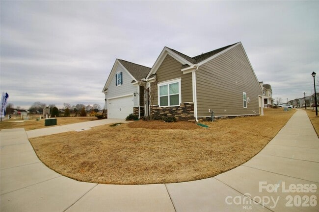 1121 Secrest Cmns Dr in Monroe, NC - Foto de edificio - Building Photo