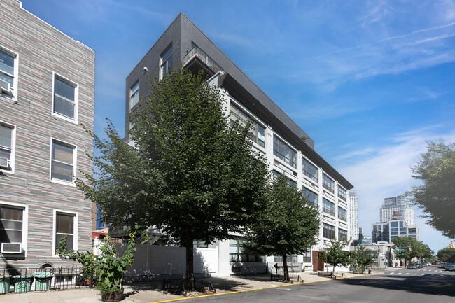 Badge Building Condominiums in Long Island City, NY - Foto de edificio - Building Photo