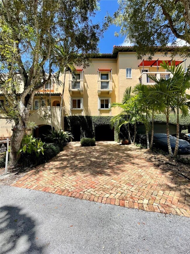 6204 Paradise Point Dr in Palmetto Bay, FL - Building Photo - Building Photo