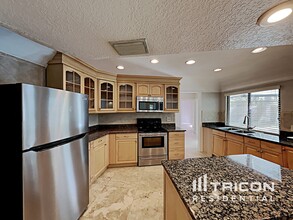 1751 Shady Leaf Dr in Valrico, FL - Building Photo - Building Photo