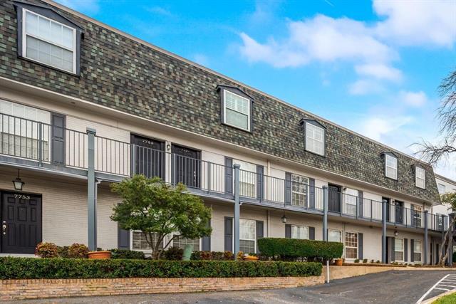 7759 Royal Ln in Dallas, TX - Building Photo