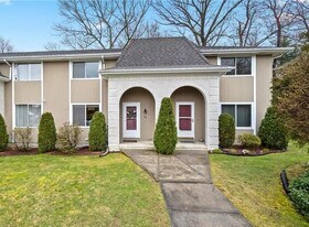 105 Woodside Dr in North Providence, RI - Building Photo