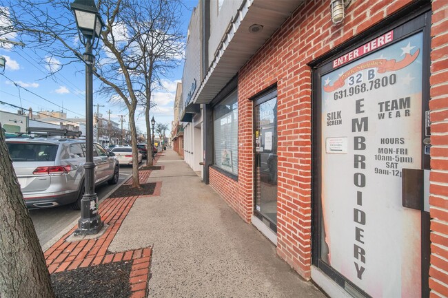 32 W Main St-Unit -4 in Bay Shore, NY - Building Photo - Building Photo