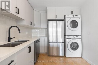 1018 Burnhamthorpe Rd E in Mississauga, ON - Building Photo - Building Photo