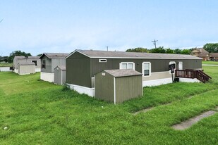 Walnut Creek Mobile Home Park in Alvarado, TX - Building Photo