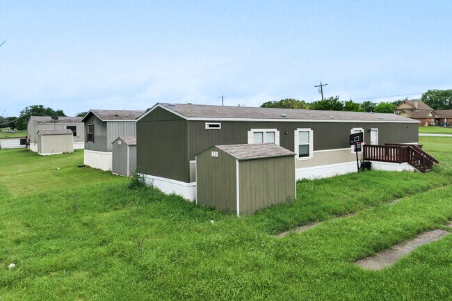 Walnut Creek Mobile Home Park in Alvarado, TX - Building Photo - Primary Photo