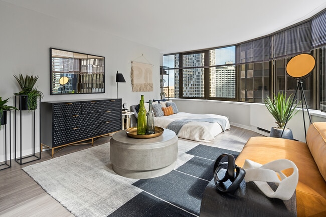 320 E Ontario St in Chicago, IL - Foto de edificio - Building Photo