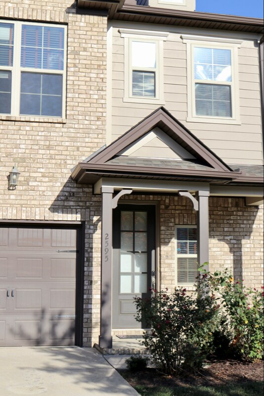 2595 Wellesley Square Dr in Thompson's Station, TN - Building Photo - Building Photo