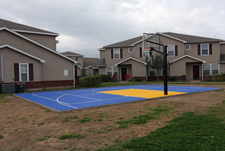 Creekside Terrace Apartments in Ennis, TX - Building Photo - Building Photo