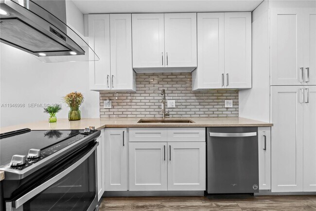 2661 S Course Dr in Pompano Beach, FL - Foto de edificio - Building Photo