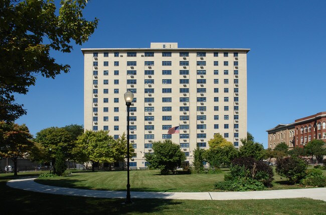 Long Life Apartments in Chicago, IL - Building Photo - Building Photo