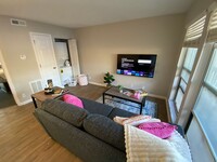 107 E Springfield in Champaign, IL - Building Photo - Interior Photo