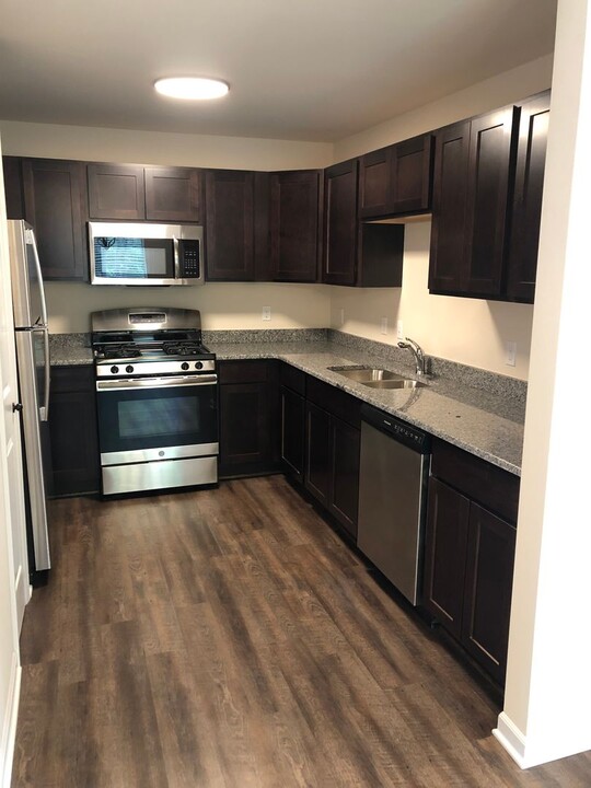 8221 Promenade Cir in Utica, MI - Building Photo