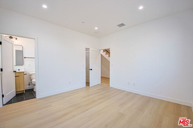 11736 Gilmore St in Los Angeles, CA - Building Photo - Building Photo