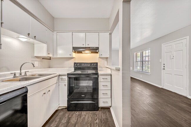 The Colonial Apartments in Nacogdoches, TX - Building Photo - Building Photo