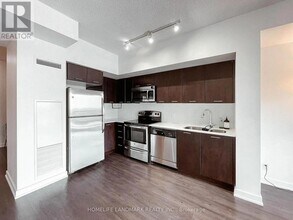 2220 Lake Shore Blvd W in Toronto, ON - Building Photo - Building Photo