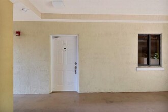 8440 SW 8th St-Unit -202A in Miami, FL - Building Photo - Building Photo