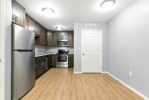 2557 W 3rd St in Waterloo, IA - Building Photo