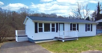 260 Lucas St NE in Christiansburg, VA - Building Photo