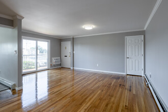 Hillsborough Gardens in Hillsborough, NJ - Building Photo - Interior Photo