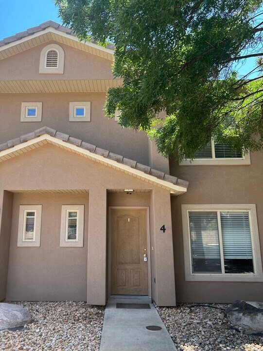 18 N 300 E in Washington, UT - Building Photo