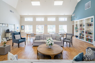 Heritage Pointe Senior Apartments in Redondo Beach, CA - Foto de edificio - Interior Photo