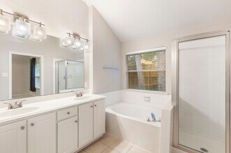 35 Auburn Path Dr in Spring, TX - Foto de edificio - Building Photo