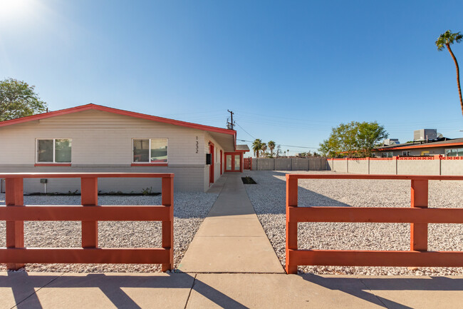 1332 N 50th St in Phoenix, AZ - Foto de edificio - Building Photo