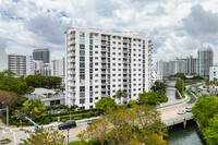 West Bay Plaza Condominiums in Miami Beach, FL - Building Photo - Building Photo